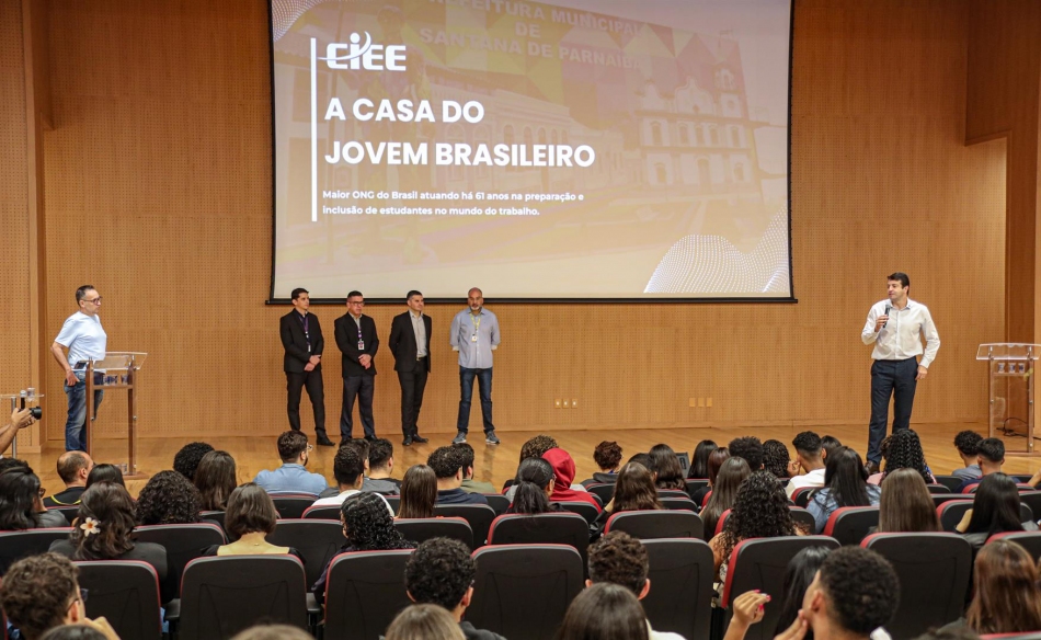 Prefeito Elvis Cezar realiza palestra de integração para estagiários da prefeitura 