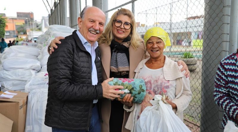 Prefeito Beto Piteri celebra avanço da Campanha do Agasalho 2025 em Barueri