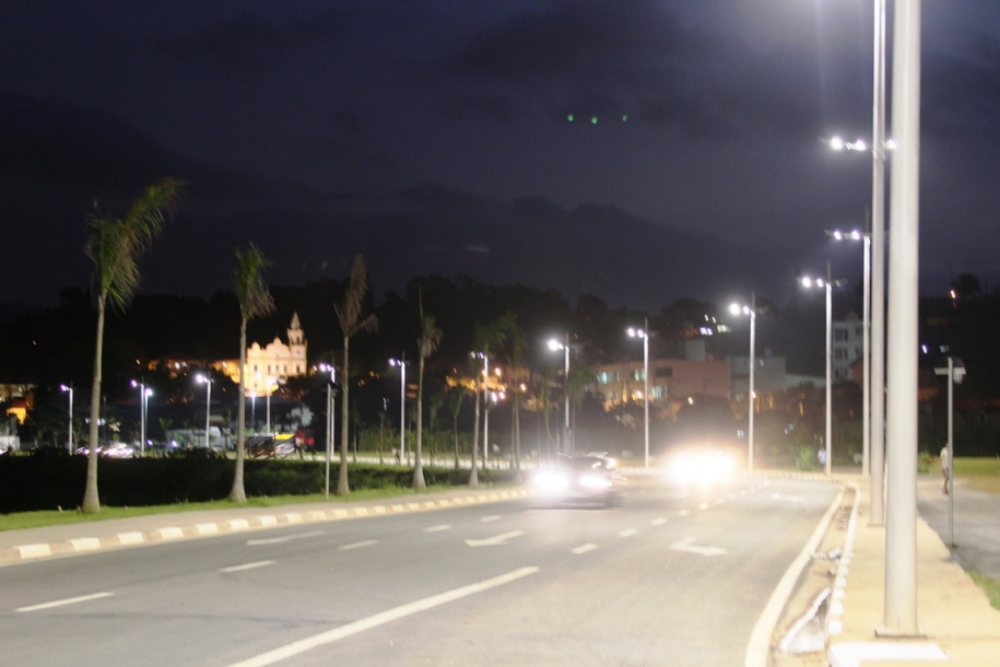 Programa ilumina Parnaíba instala luminárias de LED 
