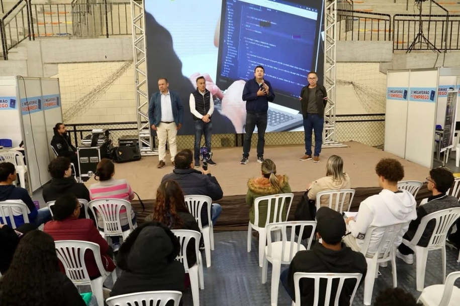 Prefeito Elvis Cezar realiza MegaFeirão do Emprego em Santana de Parnaíba 