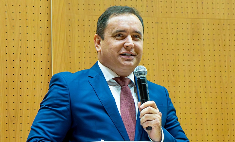 Prefeito Gregório anuncia pausa temporária nas aulas da piscina municipal