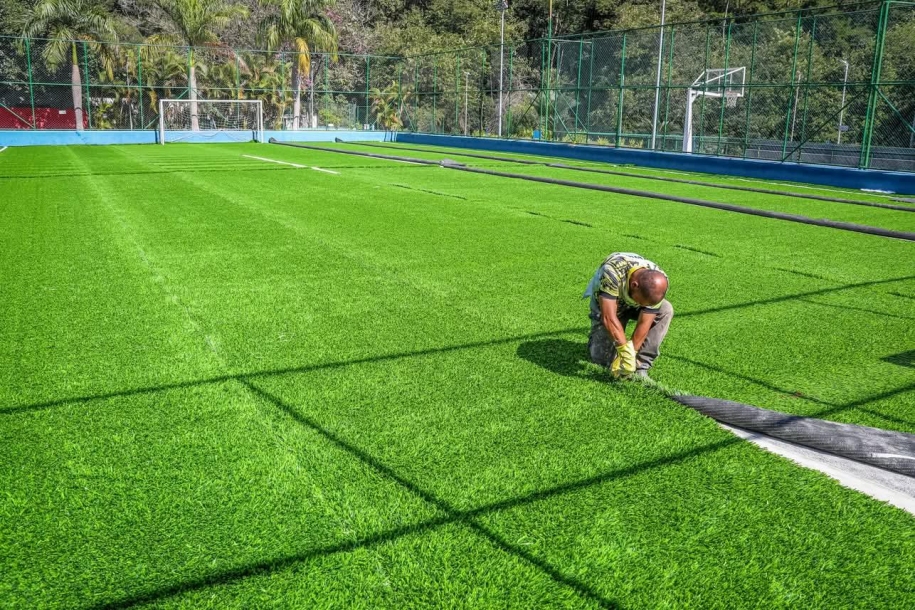 Santana de Parnaíba faz a troca de 2,5 mil m² de grama sintética de quadras da cidade
