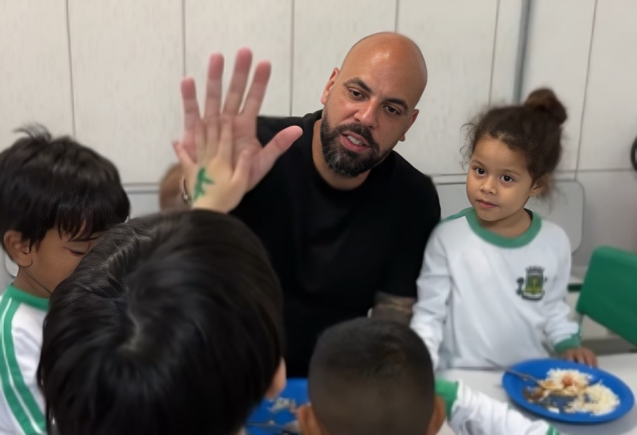 Gerson Pessoa visita escola municipal e acompanha preparo da merenda escolar