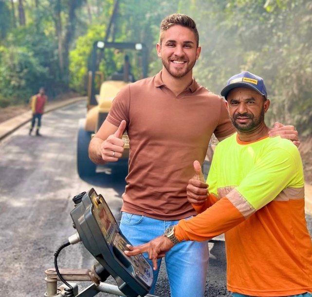 Kauan Berto entrega obras de pavimentação no bairro Santa Terezinha