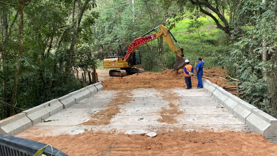 Ponte de concreto substitui estrutura de madeira na estrada do Capricórnio