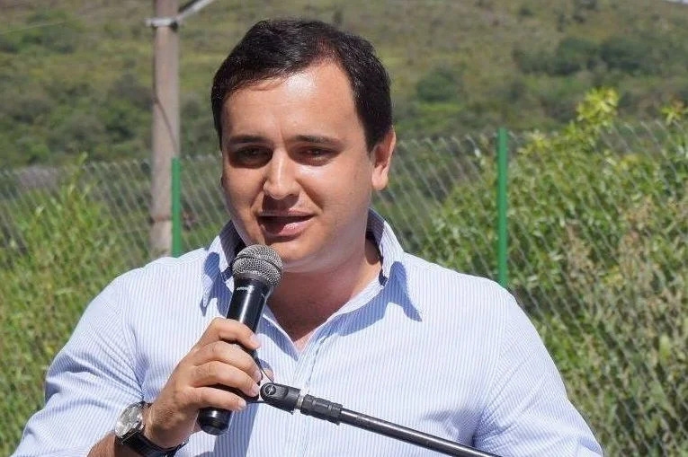 Prefeito Gregório anuncia reconstrução do Campo do KM 50 em Pirapora do Bom Jesus 