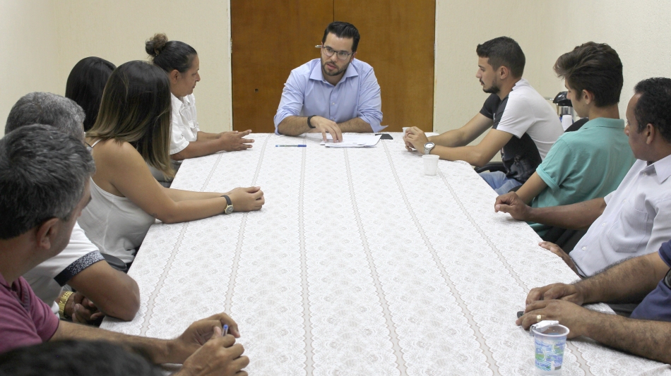 Vereadores recebem comissão de estudantes na Câmara de Cajamar