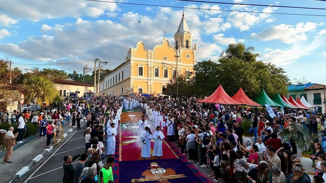 Elvis Cezar participa da tradicional celebração de Corpus Christi em Santana de Parnaíba