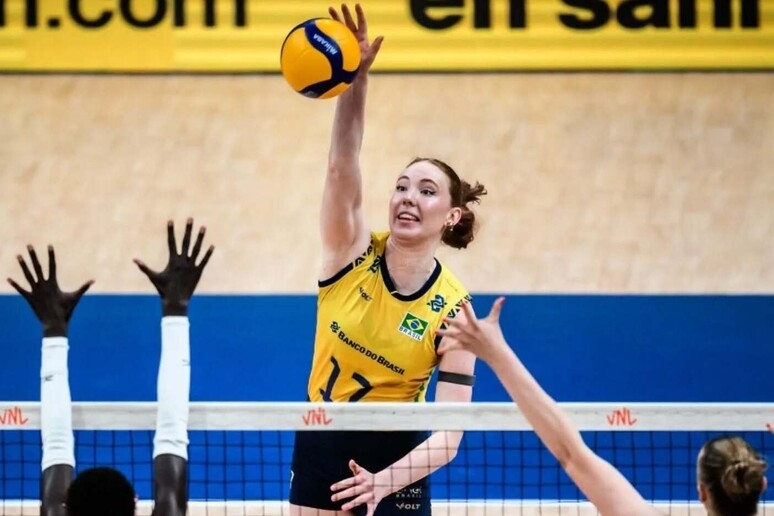 Seleção feminina de vôlei sofre, mas bate Canadá na Liga das Nações