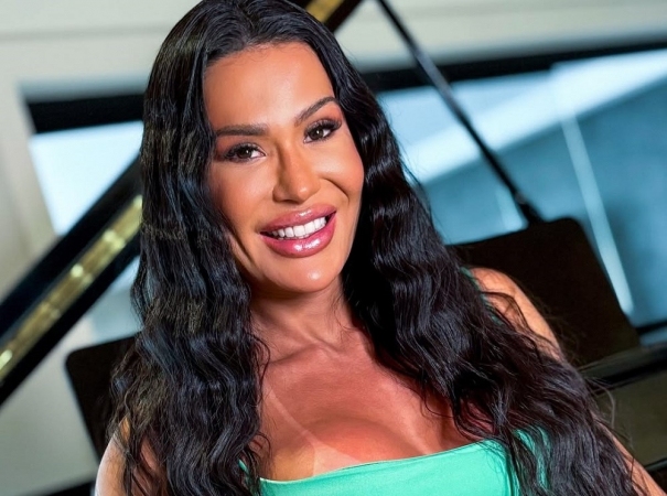 Gracyanne Barbosa se batiza em cerimônia evangélica liderada por Pablo Marçal