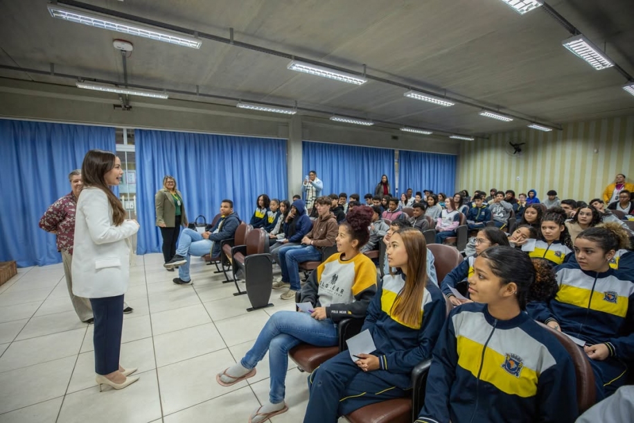 Alunos da Escola Ana Aparecida Santana participam de palestra do projeto OAB na Escola