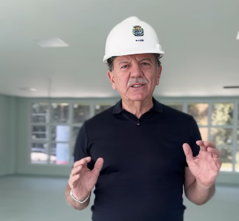Prefeito Beto Piteri vistoria obras do Centro de Convivência no Jardim São Pedro