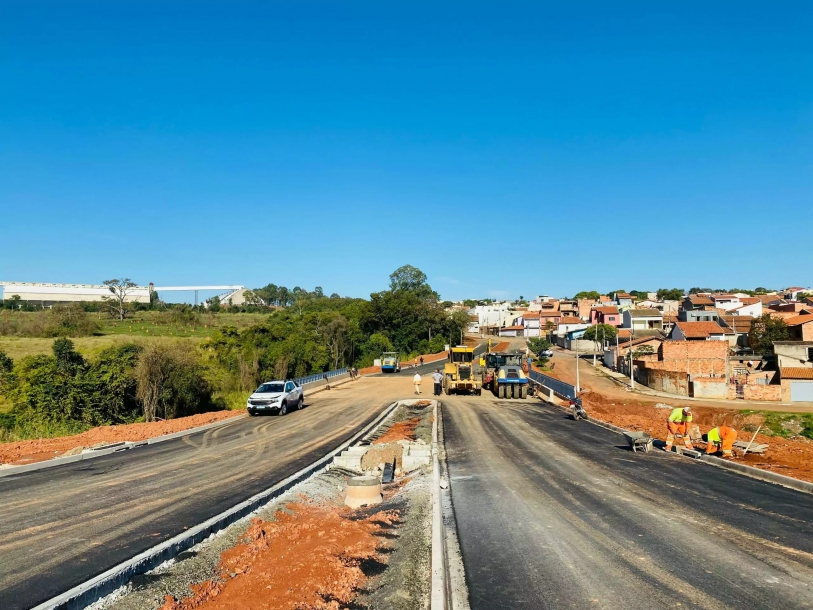 Acesso entre os bairros Jd. Manoel e Jd. Lírio entra em fase final de pavimentação asfáltica