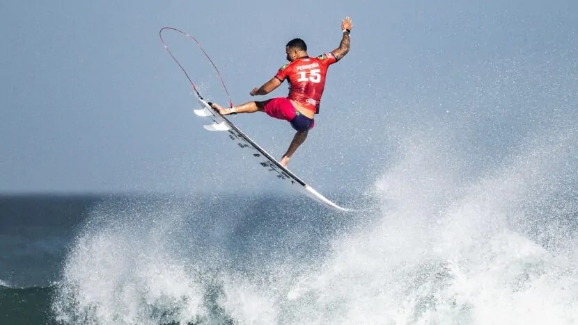 Italo Ferreira brilha com aéreo para alcançar quartas da etapa do Rio