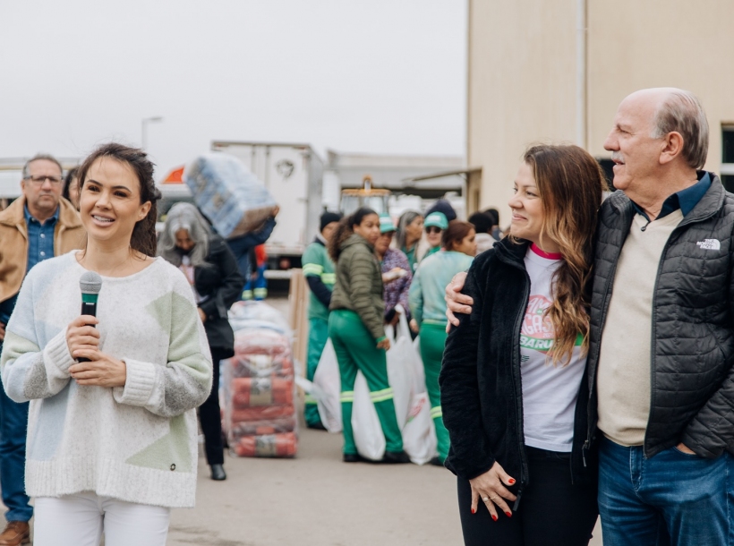 Beto Piteri e Bruna Furlan fazem entrega da Campanha do Agasalho