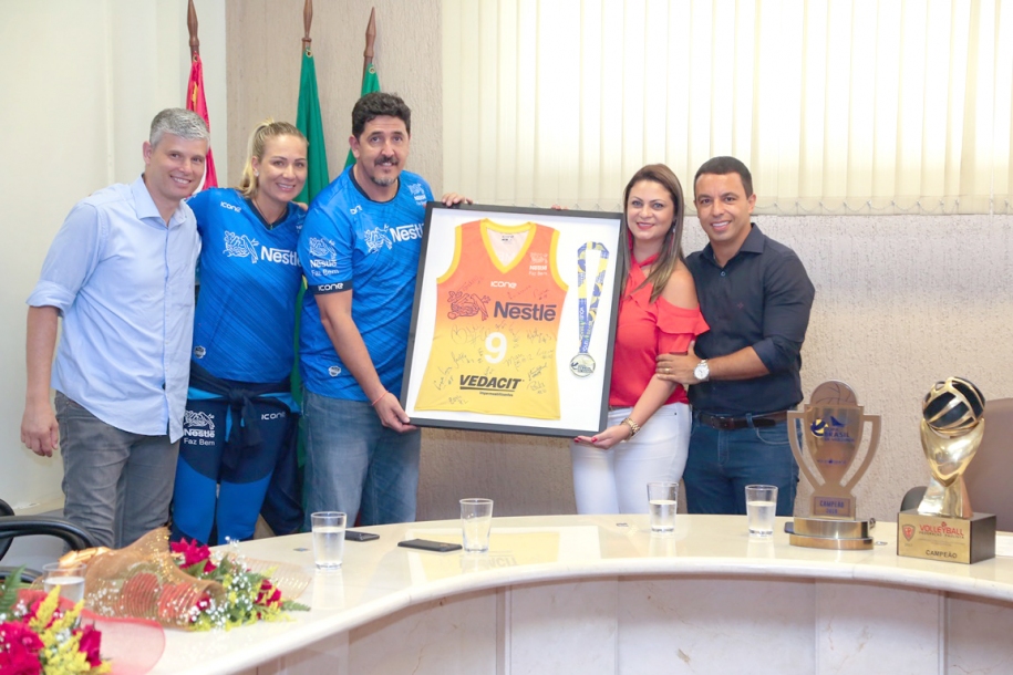 Lins homenageia Vôlei Nestlé Osasco equipe campeã da Copa Brasil