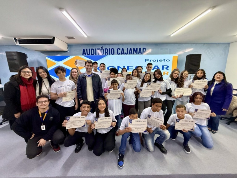 Jovens recebem certificados de informática pelo projeto Conectar para Trilhar