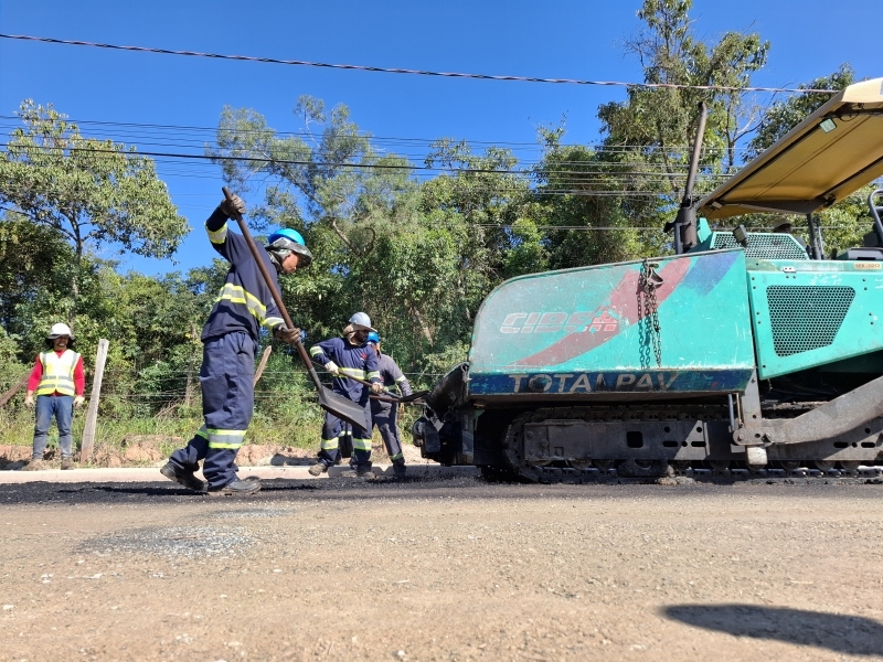 Prefeitura de Araçariguama realiza pavimentação no bairro Pousada dos Bandeirantes