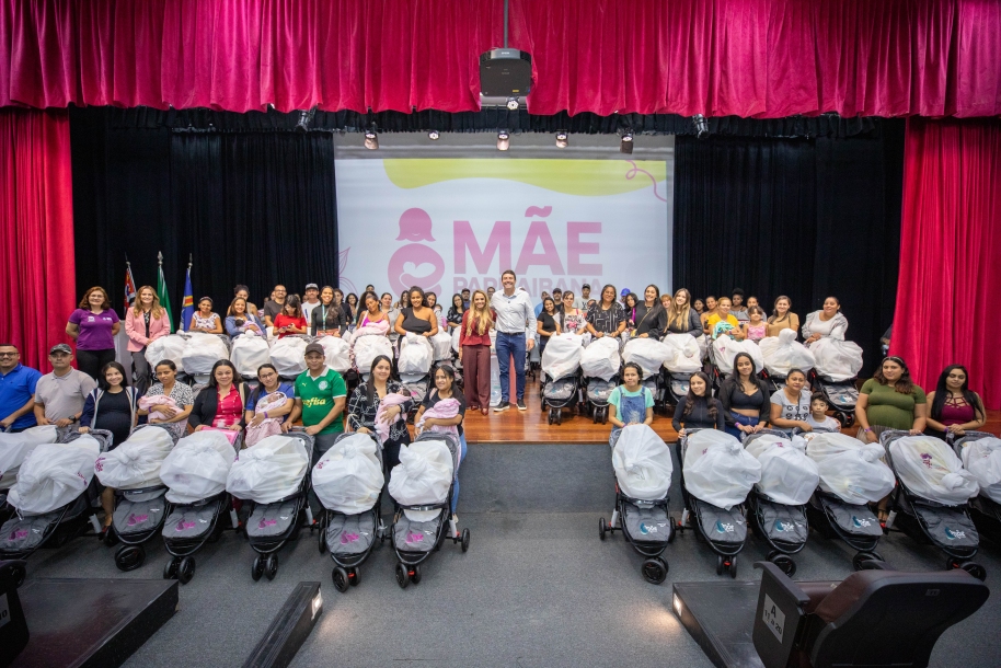 Elvis Cezar contempla 180 mamães com nova entrega do kit de enxoval do Mãe Parnaibana