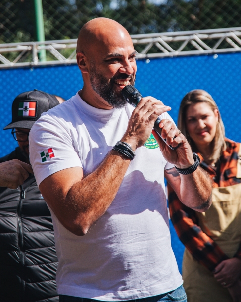 Gerson Pessoa entrega revitalização  de duas quadras no Parque Chico Mendes