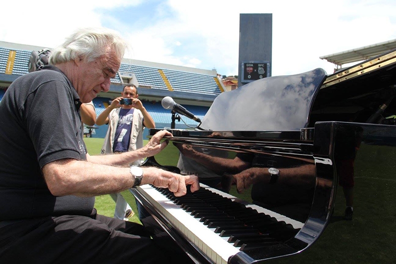 Maestro João Carlos Martins toca piano na Arena Barueri