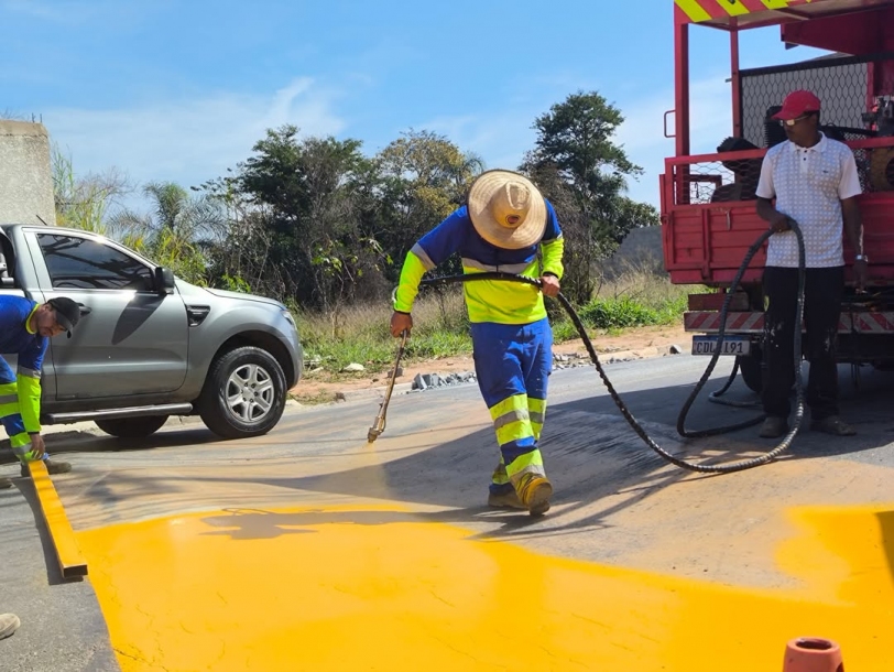 Prefeitura de Araçariguama intensifica restauração de faixas de sinalização