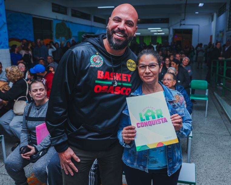 Gerson Pessoa entrega títulos de regularização fundiária aos moradores da Fazendinha