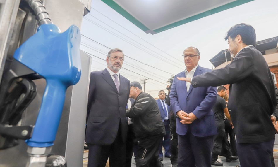 Operação fecha postos que fraudavam volume de combustíveis