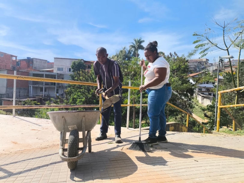 Prefeitura de Araçariguama realiza revitalização de ponto de ônibus e viela na Terra Baixa