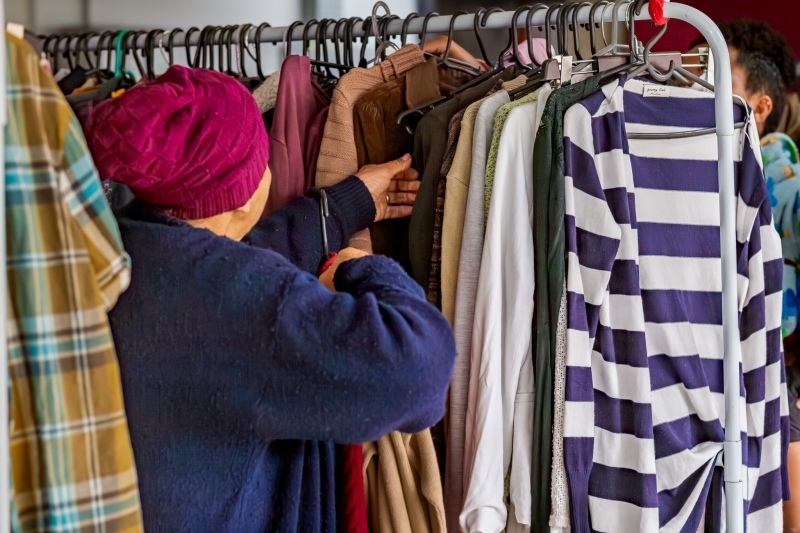 Ação do Fundo Social Distribui Roupas e Calçados Gratuitamente