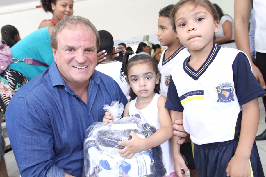 Parnaíba entrega uniforme e material escolar para os alunos