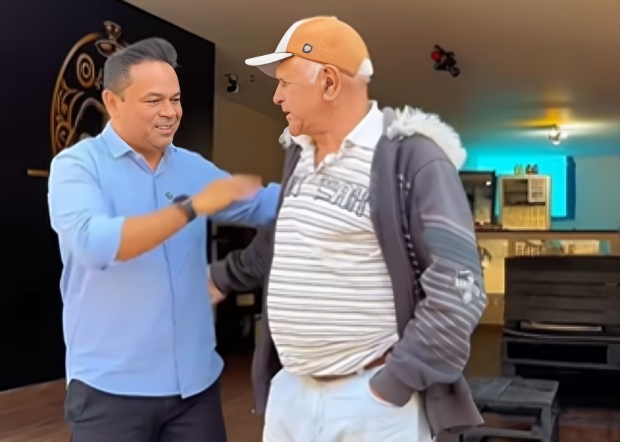 Teco Godoy visita bairro Bela Vista e celebra novo asfalto entregue com o programa Itapevias