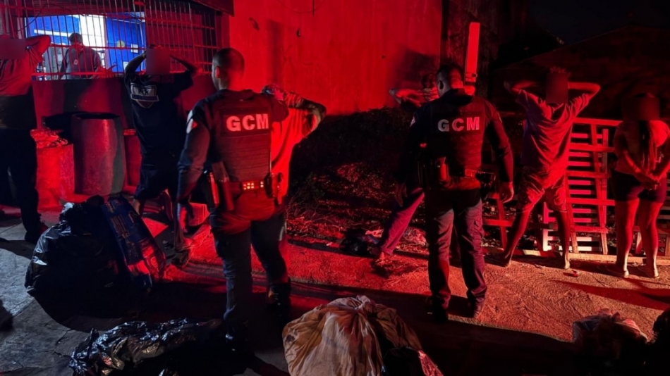 Operação prende foragidos, fiscaliza comércios e aborda mais de 100