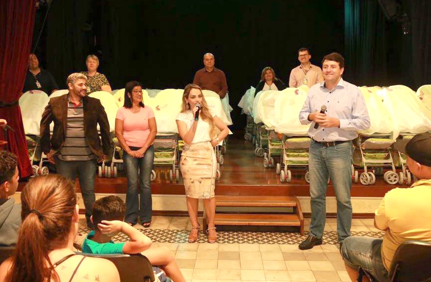 Programa Mãe Parnaibana entrega mais 157 kits para gestantes 