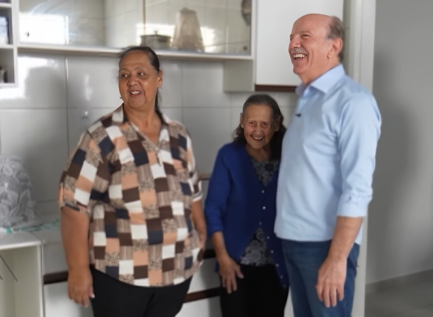 Beto Piteri visita moradora beneficiada pelo programa Morar Bem em Barueri