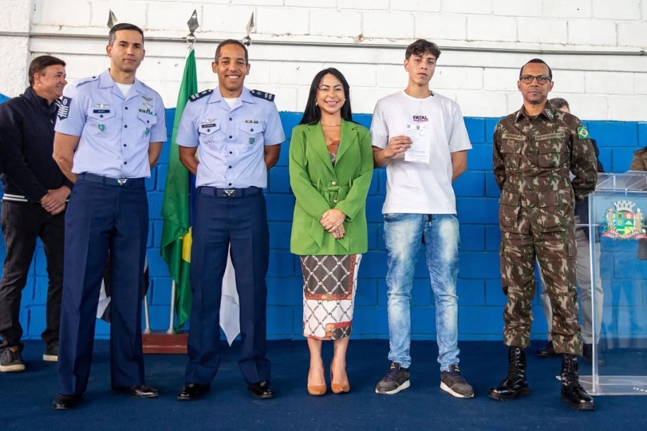Mirelle Trevisan prestigia cerimônia de juramento à Bandeira e entrega de certificados
