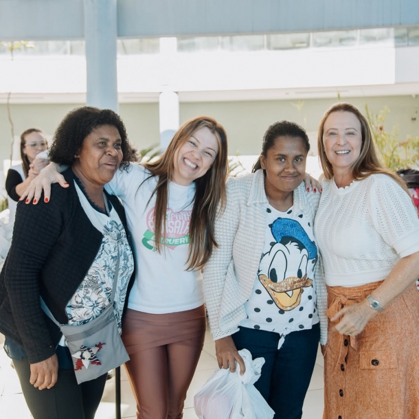 Damaris Piteri realiza entrega de agasalhos e cobertores na APAE Barueri