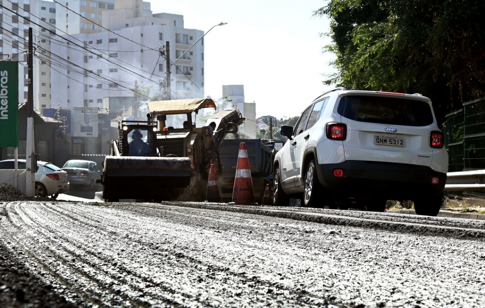 Rua General Marcondes Salgado, no Bosque, está sendo recapeada