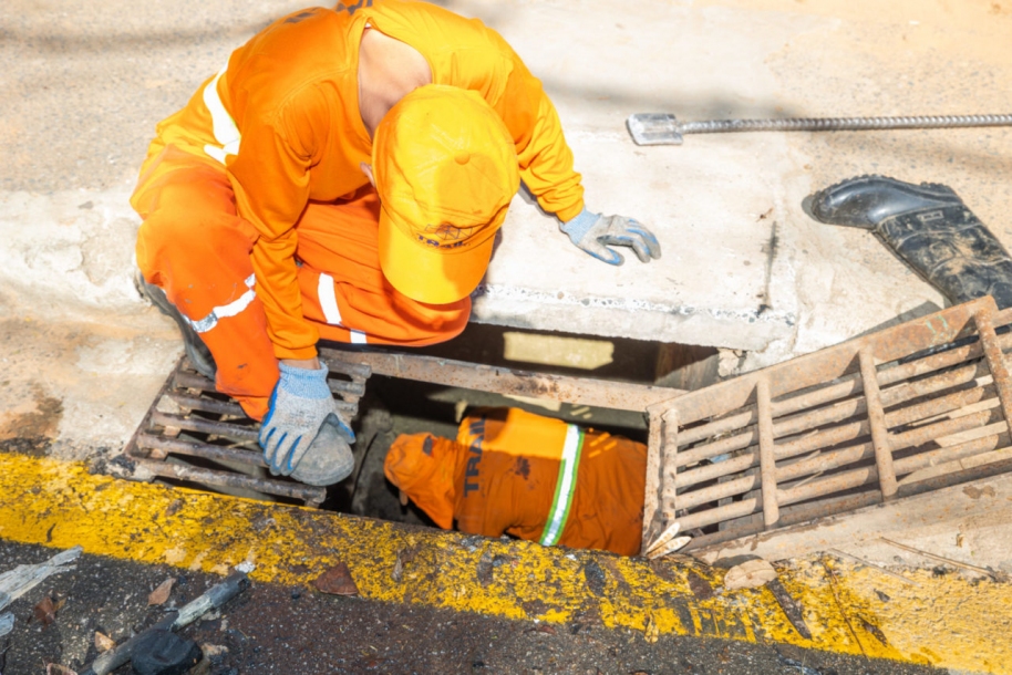 Prefeitura realiza limpeza de bocas de lobo e hidrojateamento no Jardim Fepasa 