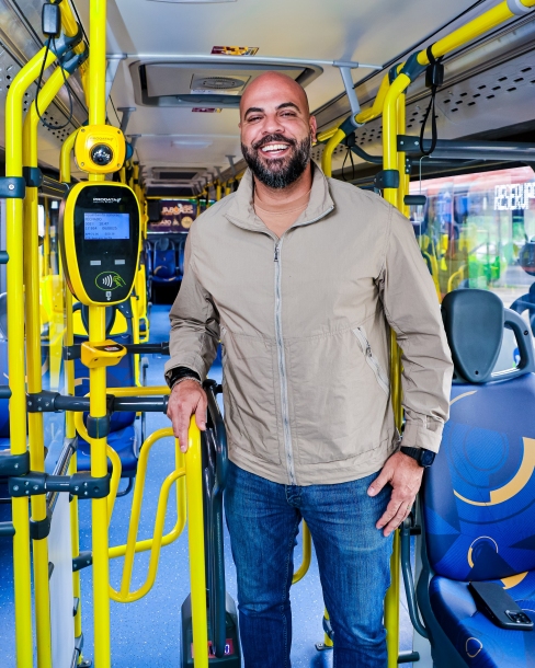 Gerson Pessoa entrega 10 novos ônibus com motor menos poluente