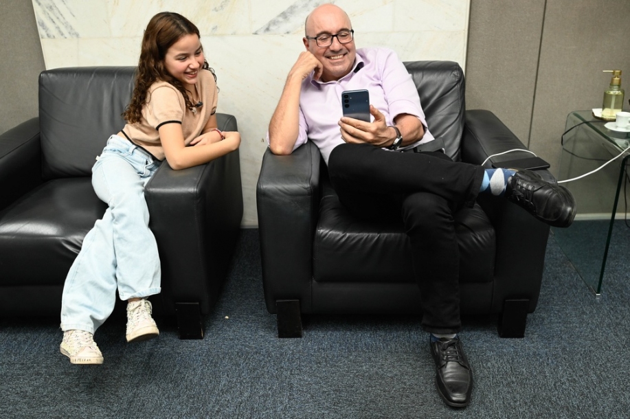 Dário Saadi recebe artista e esportista que aos oito anos já expõe no Brasil e na Europa 