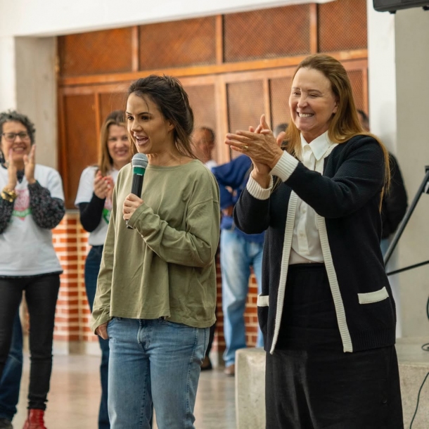 Damaris Piteri e Bruna Furlan entregam cobertores e agasalhos a jovens do PROFESP