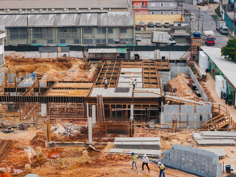 Obras de construção da Escola do Futuro e da Cidade da Polícia avançam
