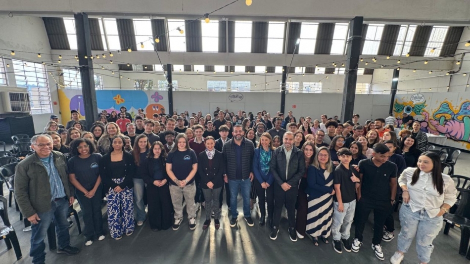 Executivo e Legislativo participam de roda de conversa com estudantes e reforçam compromisso 