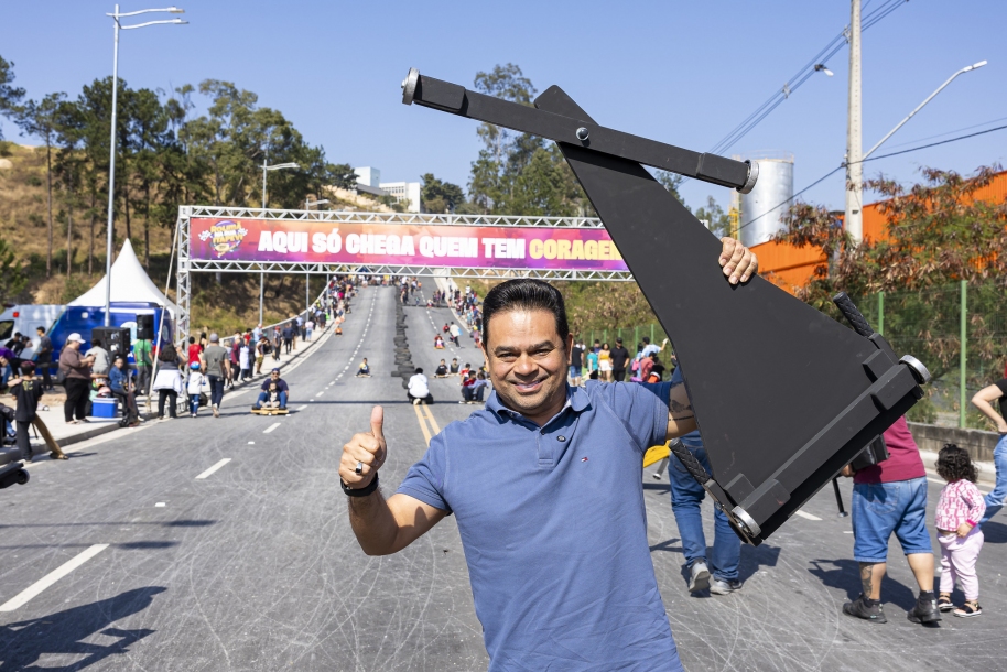 Teco Godoy sofre pequeno acidente durante o 1º Festival de carrinho de rolemã em Itapevi