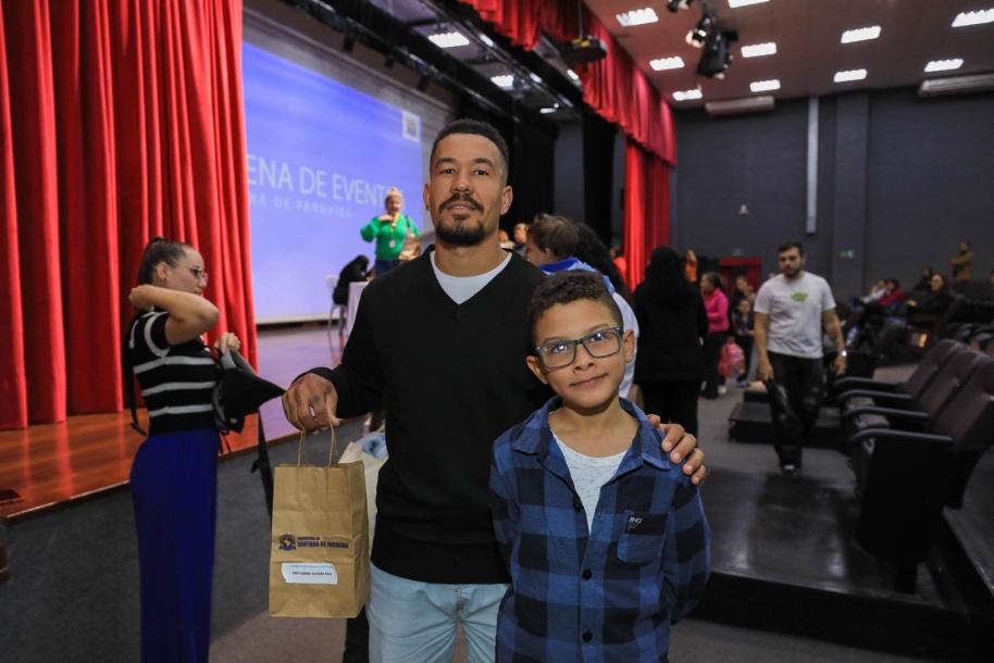 Santana de Parnaíba beneficia 218 alunos com entrega de óculos de grau 