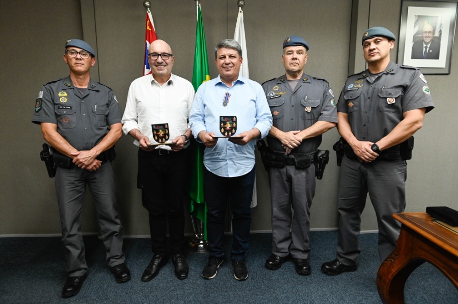 Prefeito Dário Saadi e vice Wanderley são homenageados por atuação conjunta com forças policiais 