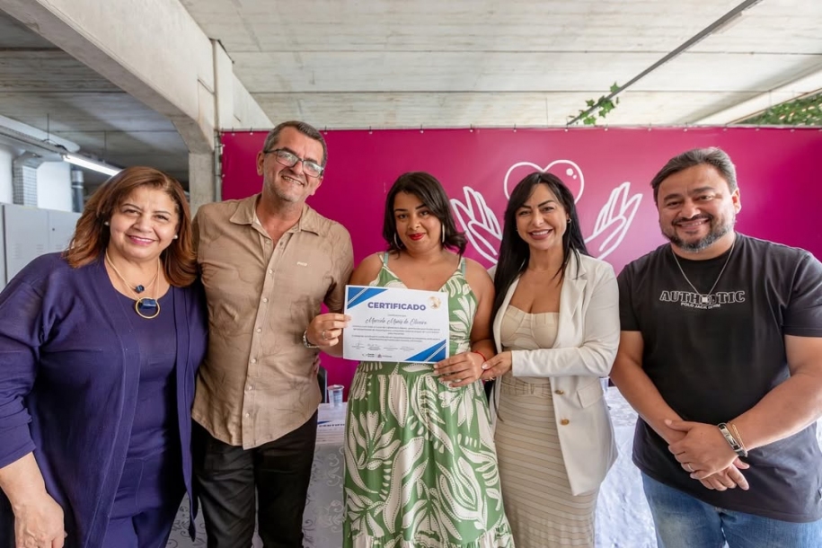 Mirelle Trevisan realiza formatura de curso de Cabeleireiro Básico