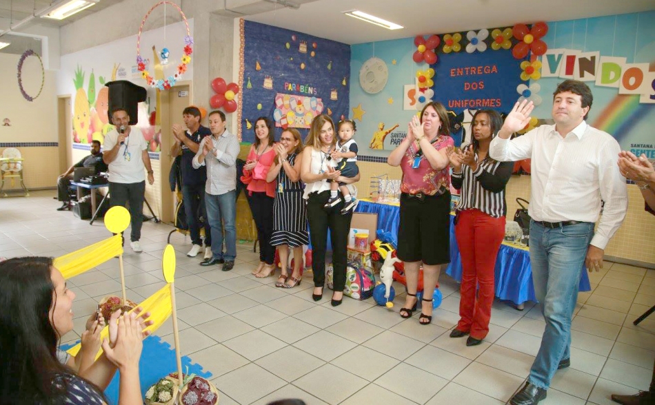 Elvis Cezar entrega uniforme e material escolar para os alunos