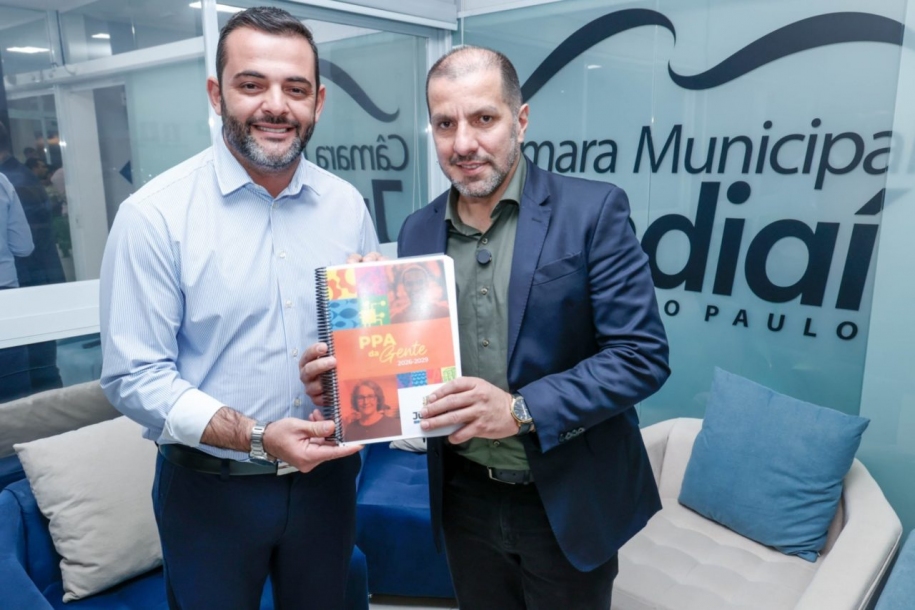 Gustavo Martinelli formaliza entrega do PPA à Câmara Municipal